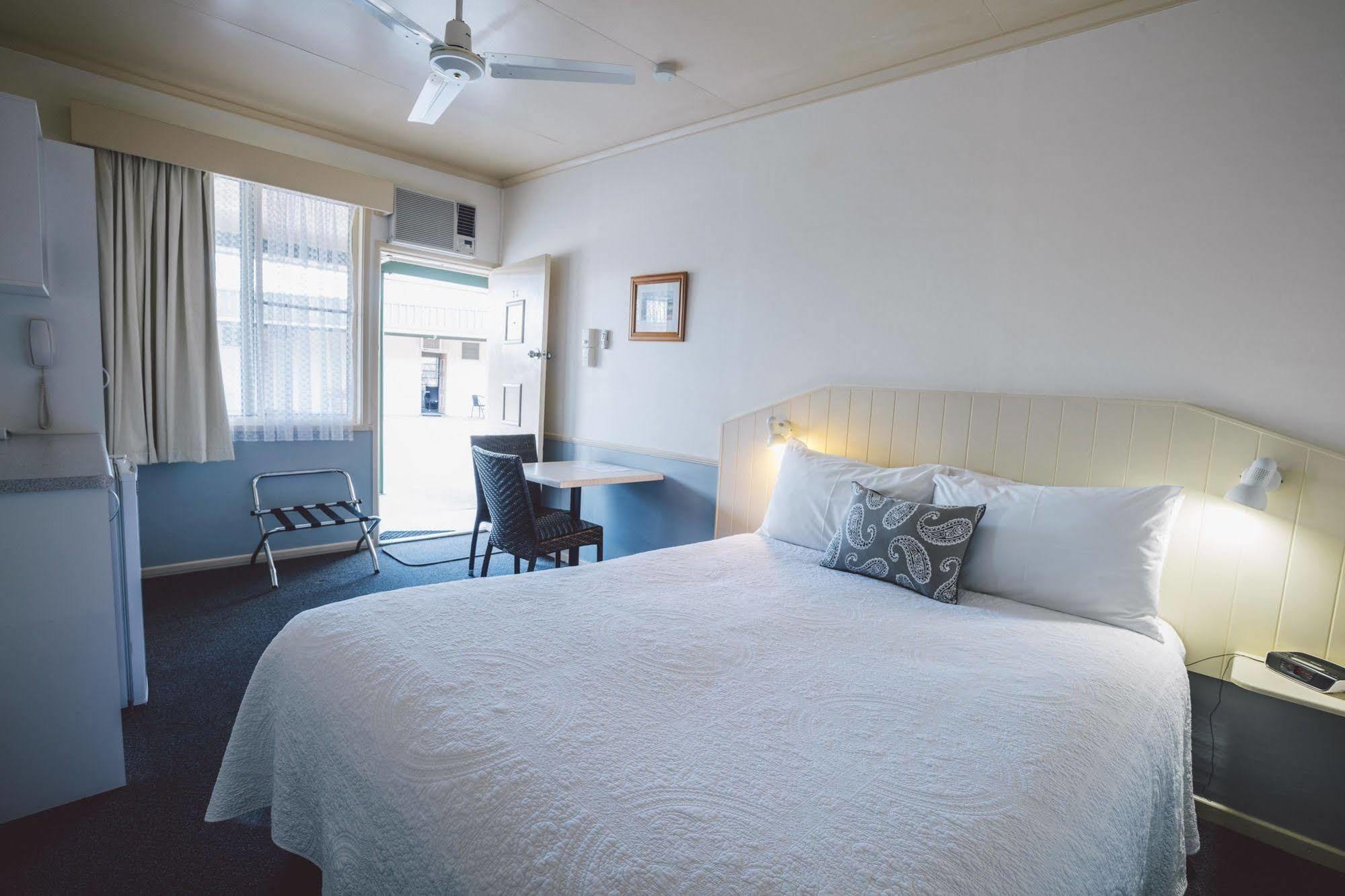 Boulevard Motel Станторп Екстериор снимка
