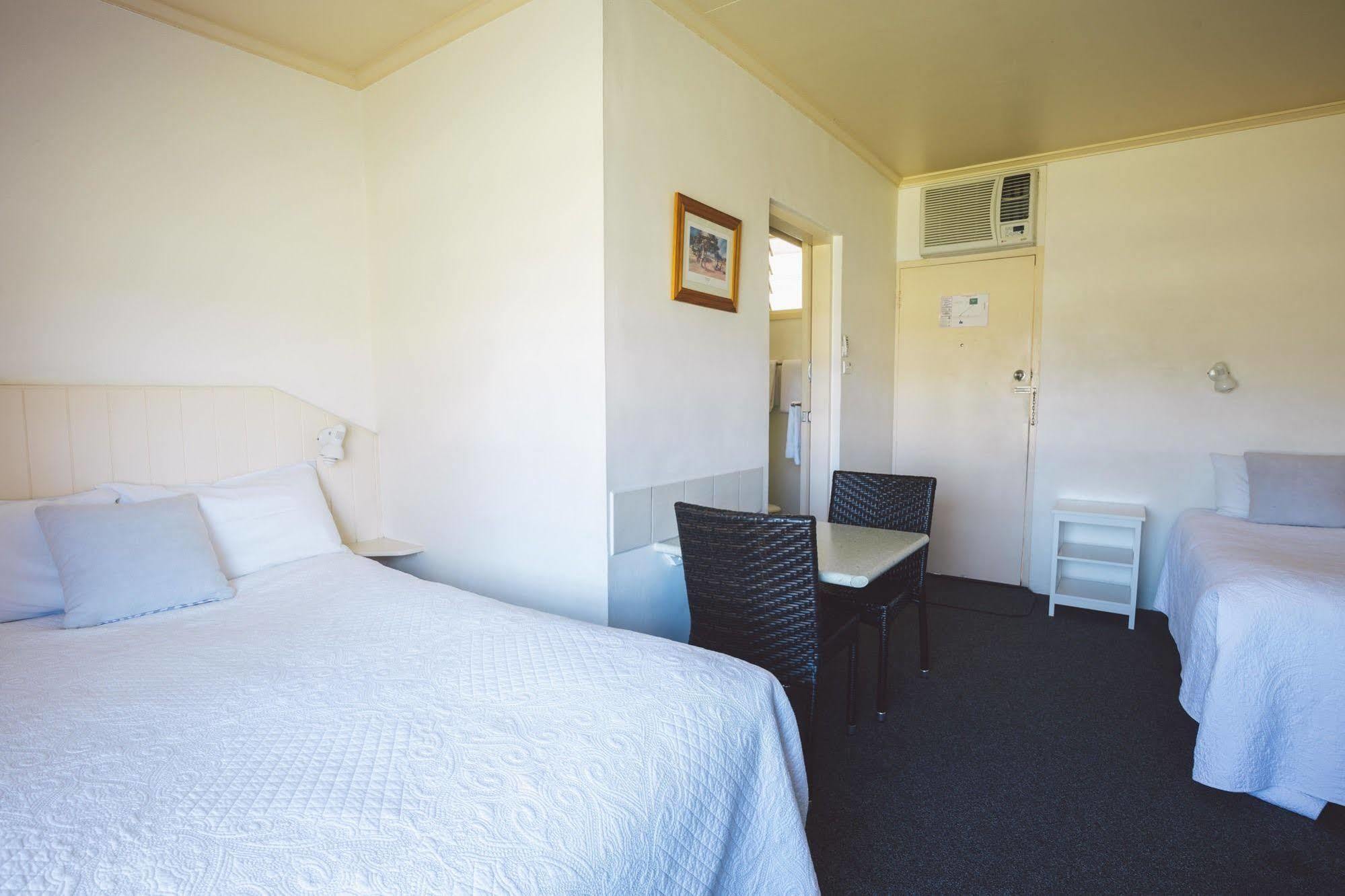 Boulevard Motel Станторп Екстериор снимка